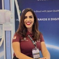Foto da consultora Julia preparando sua recomendação personalizada